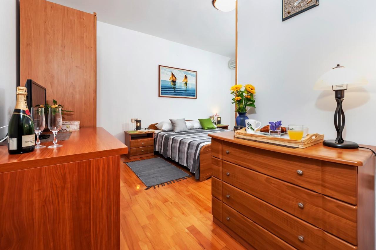 רוביני Apartment & Rooms Graciela מראה חיצוני תמונה