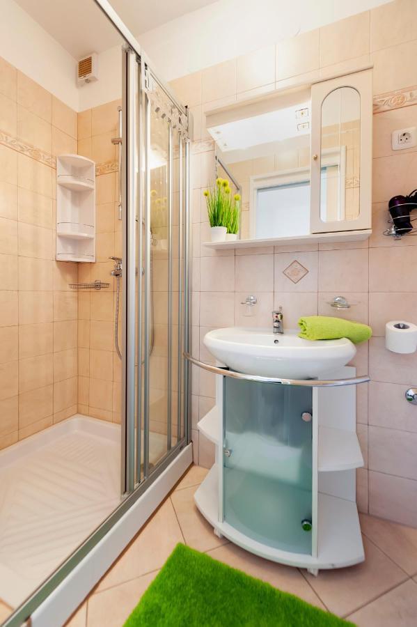 רוביני Apartment & Rooms Graciela מראה חיצוני תמונה