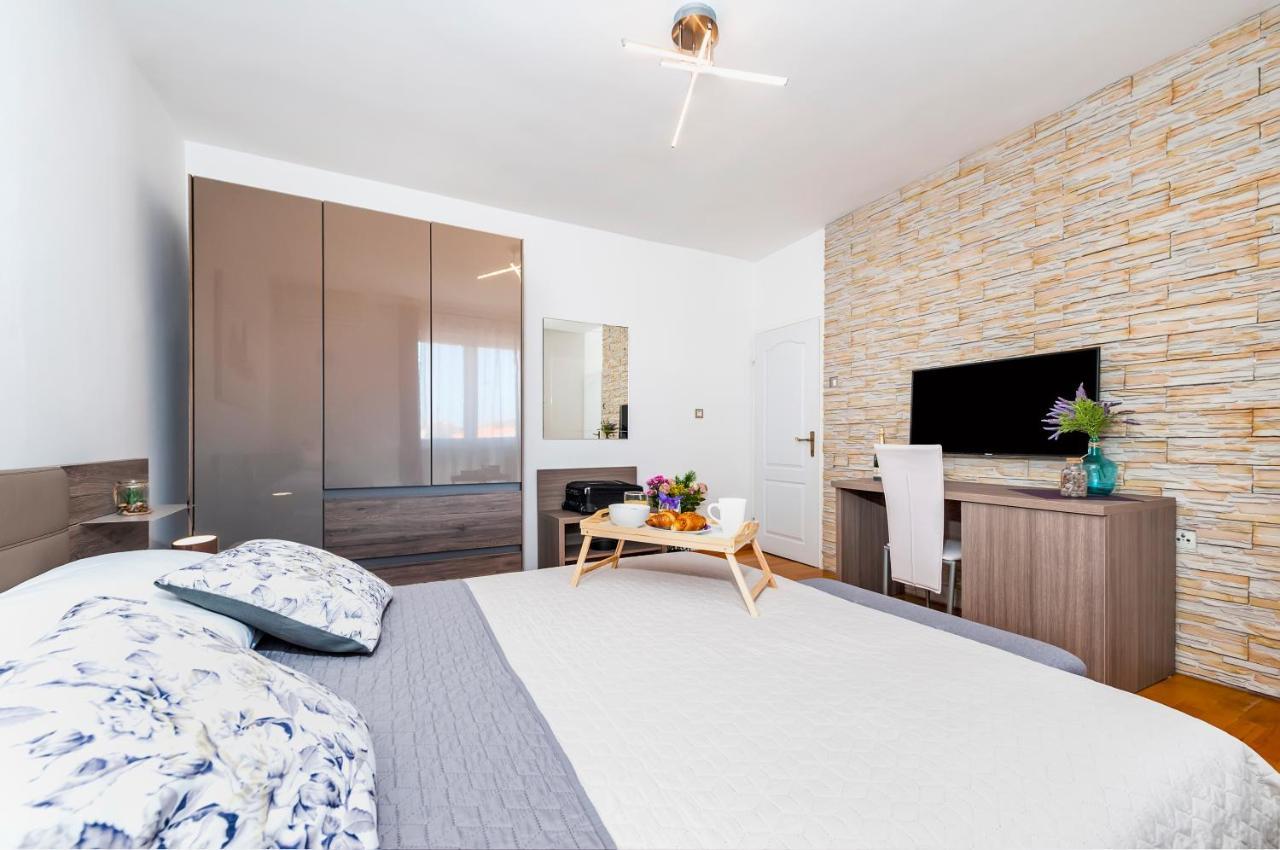 רוביני Apartment & Rooms Graciela מראה חיצוני תמונה