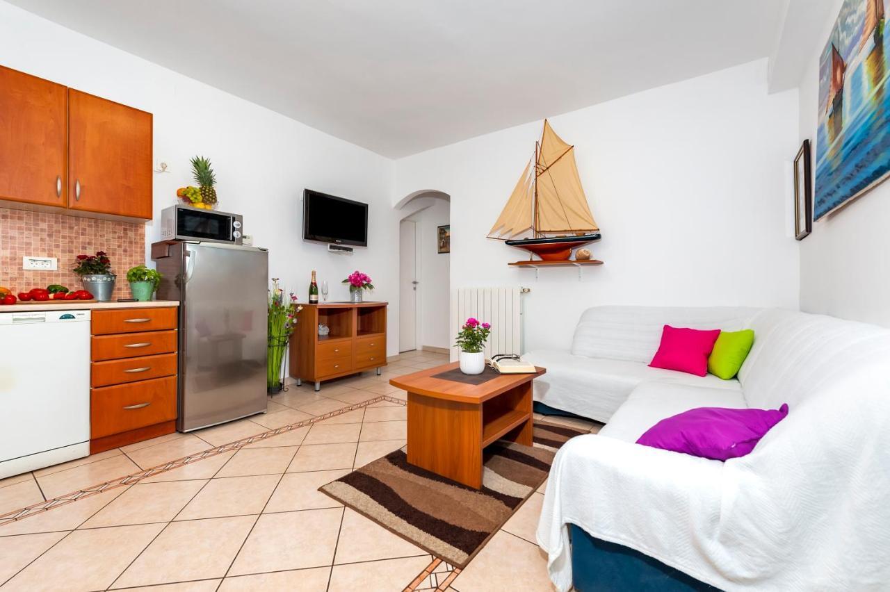 רוביני Apartment & Rooms Graciela מראה חיצוני תמונה